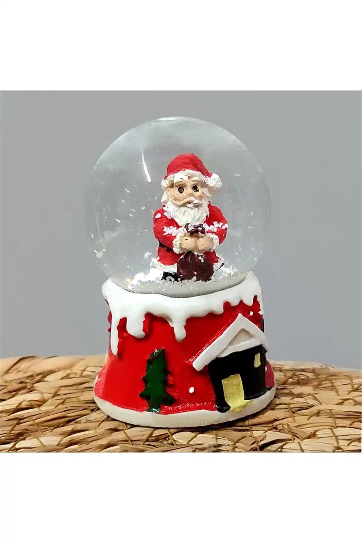 Noel Baba ve Kar Küresi Dekorasyonuyla Büyülü Yılbaşı Atmosferi Yaratma Rehberi