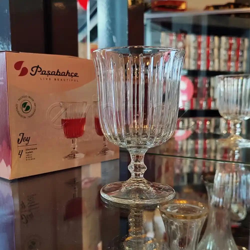 Paşabahçe Ayaklı Bardaklar: Estetik ve Fonksiyonellik Sunan Cam Dekoratif Ürünler