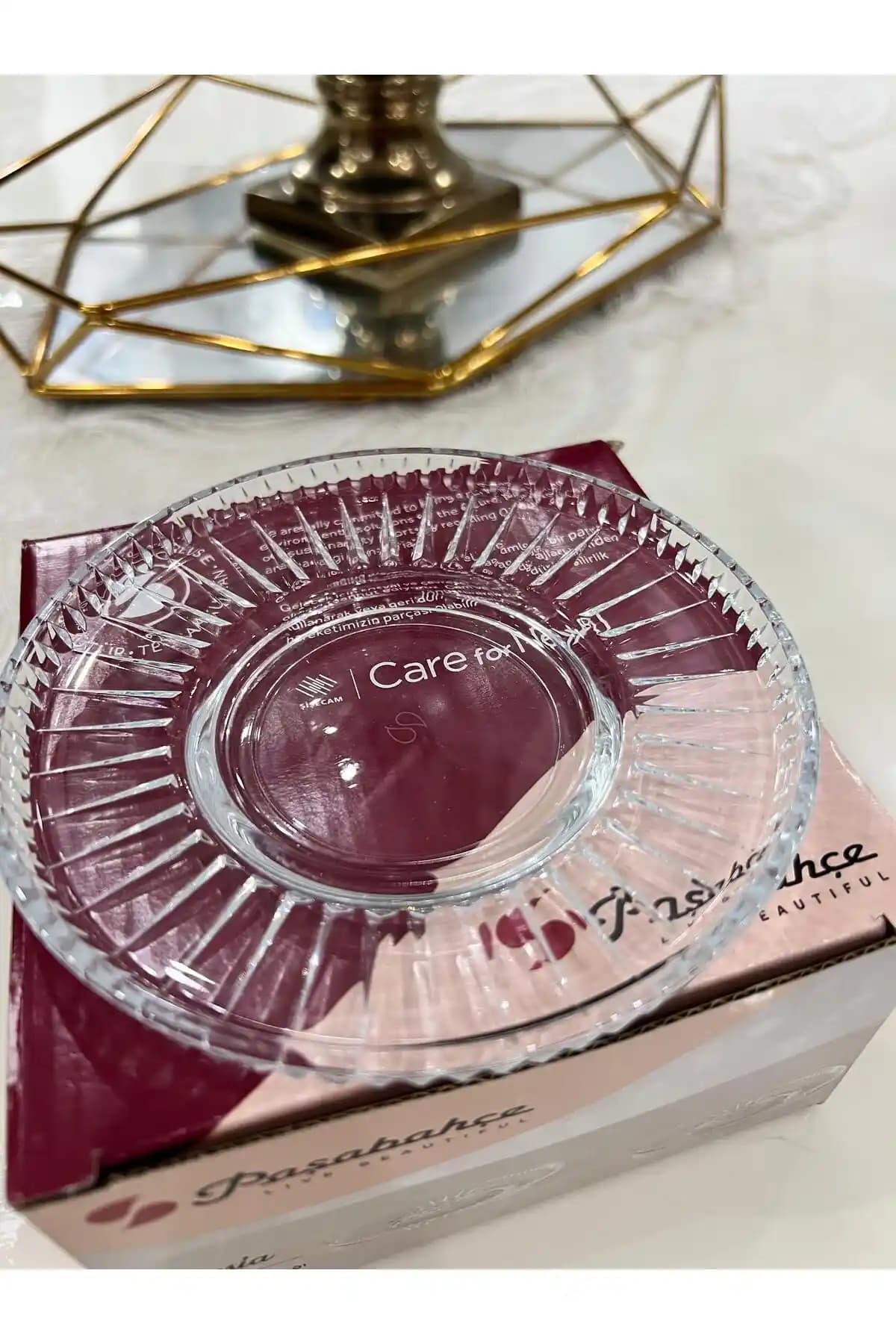 Paşabahçe Elysia Çay Tabağı: Şıklık ve Fonksiyonelliği Bir Arada Sunan Dekoratif Cam Ürünü