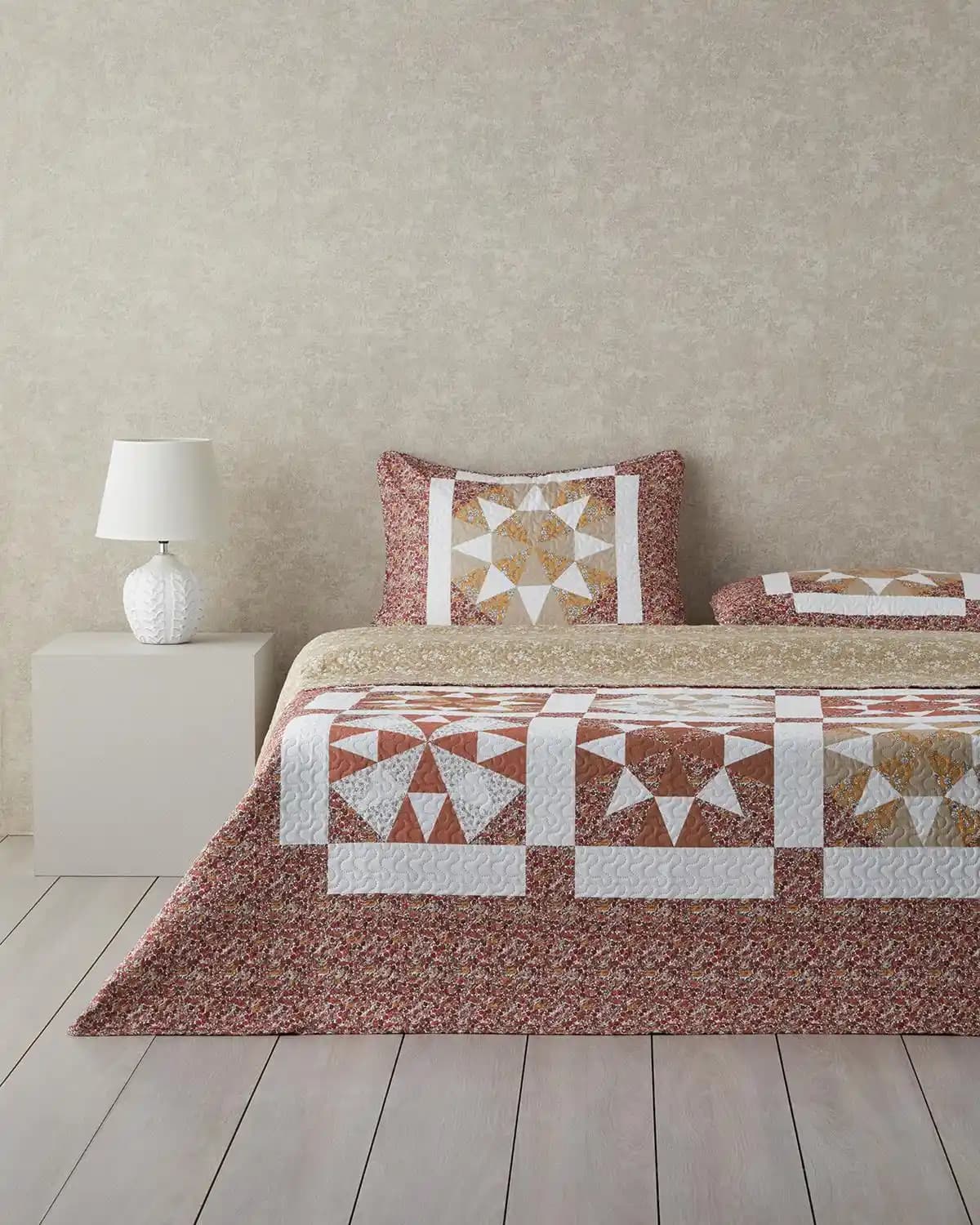 Patchwork Yatak Örtüsü Dekorasyonunda Renkli ve Sıcak Dokunuşlar İçin Kapsamlı Rehber