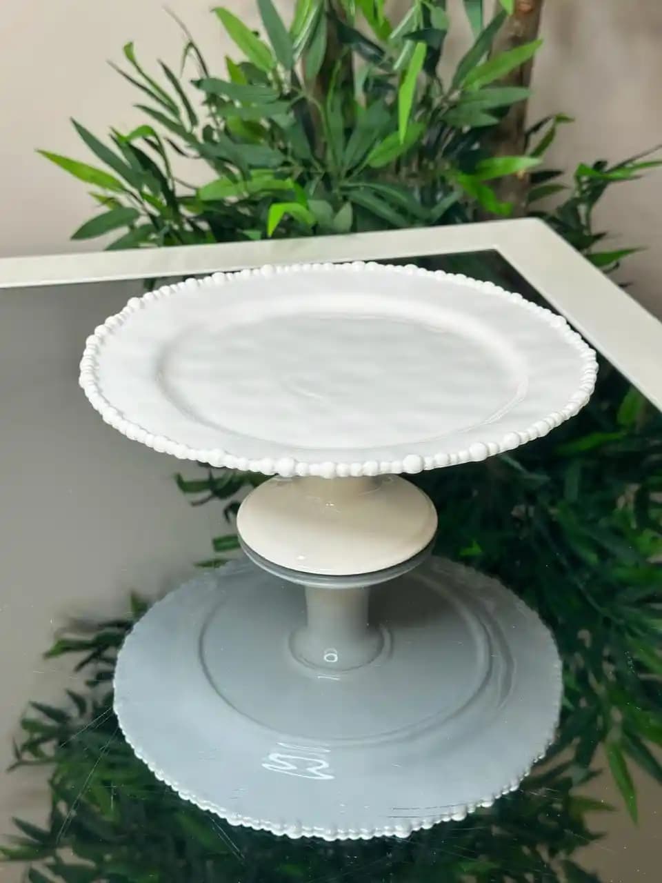 Porselen Kek Standları ile Dekorasyonda Şıklık ve İşlevsellik Sağlayan Farklı Modeller