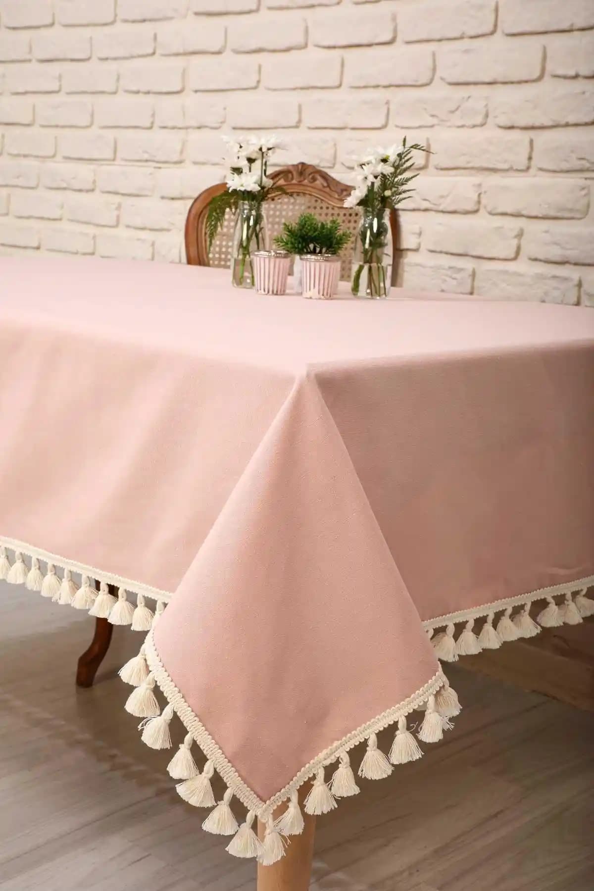 Püsküllü Masa Örtüsü Dekorasyonda Zarafetin Detayları ve Seçim İpuçları