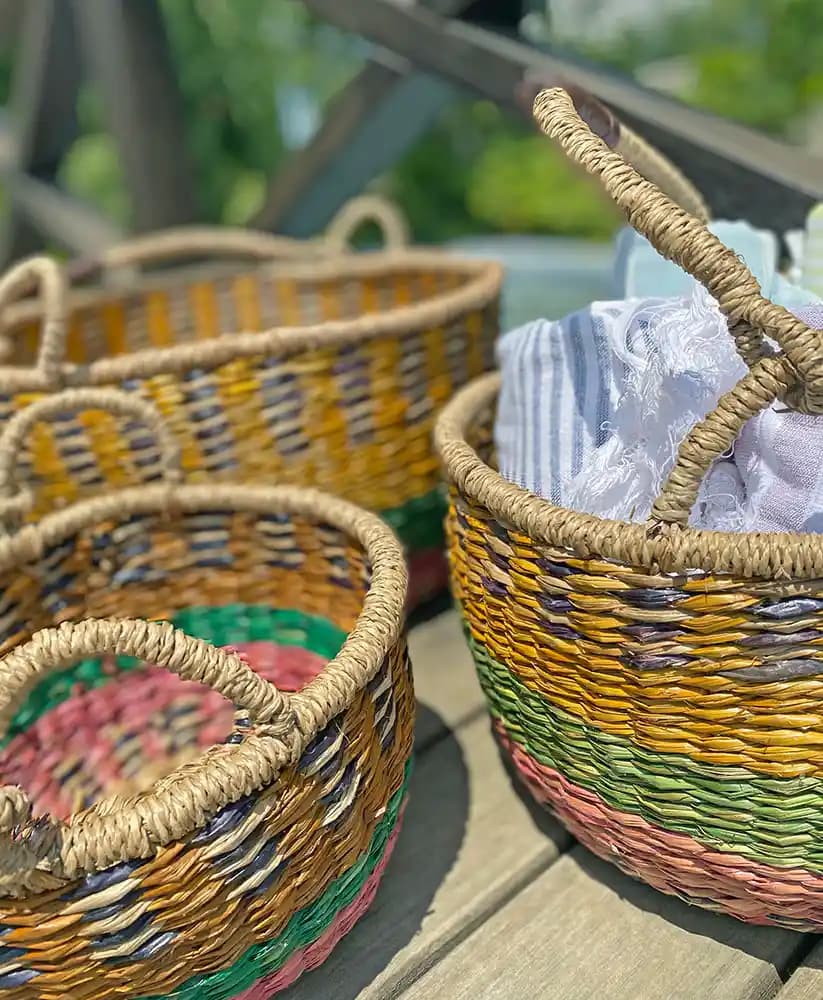 Renkli Sepetlerle Dekorasyonun Canlı ve Neşeli Dünyası: Fark Yaratan Pratik ve Estetik Çözümler