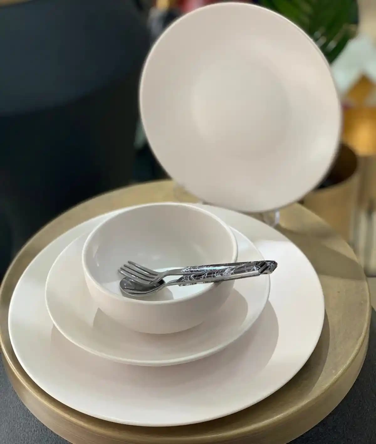 Sade Yemek Takımlarıyla Sofralarınıza Zarafet Katmanın Yolları ve Seçim İpuçları