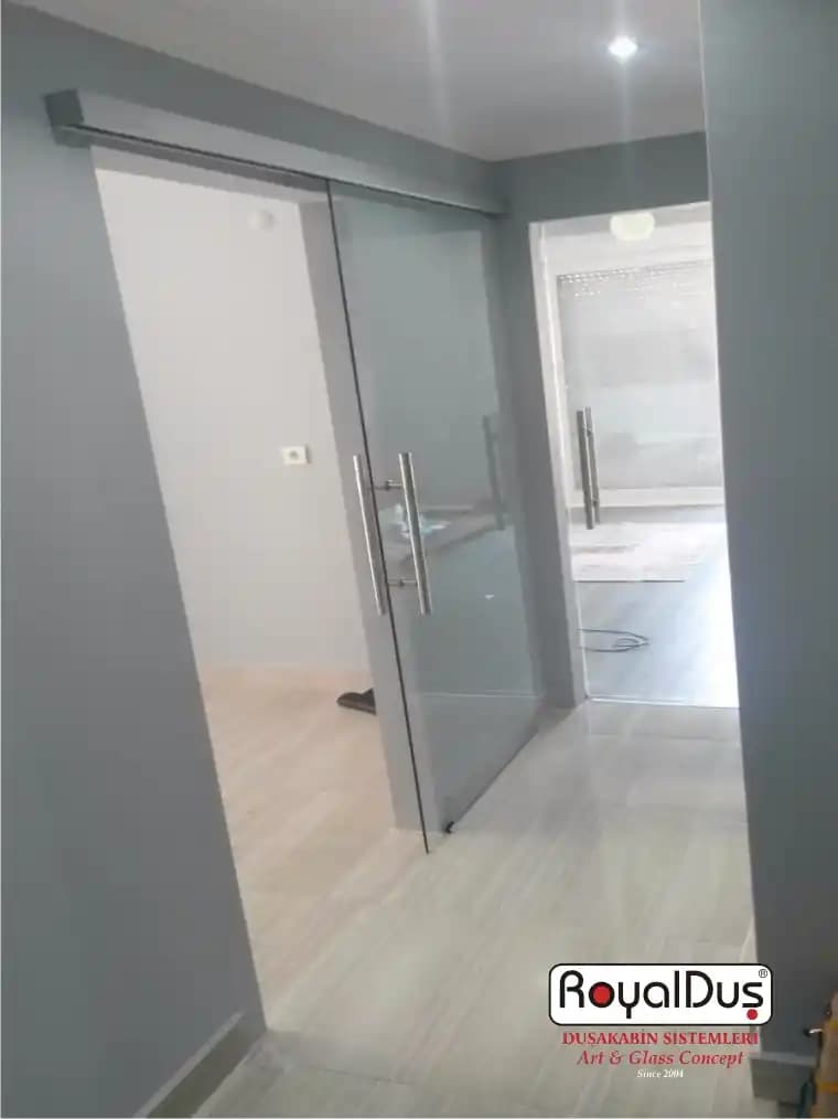 Salon Dekorasyonunda Modern ve Şık Cam Kapı Modelleri ile Mekânınızı Yenileyin