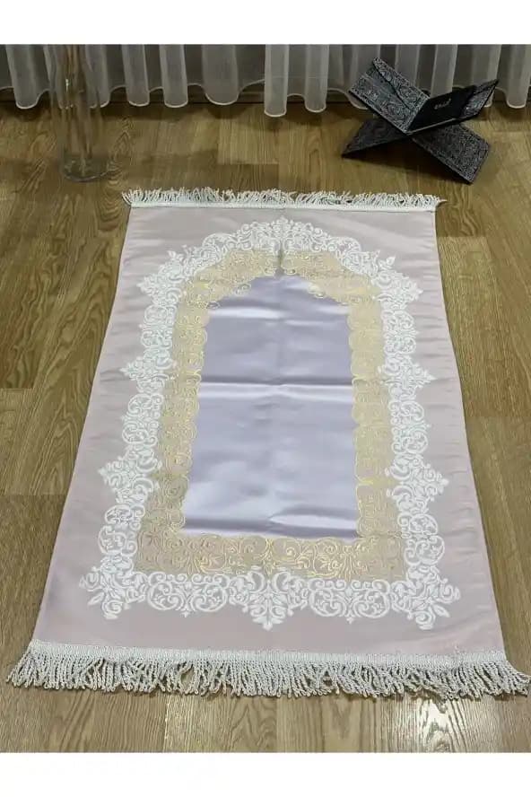 Saten Seccade: Estetik ve İşlevselliği Bir Arada Sunan Modern Namaz Seccadeleri