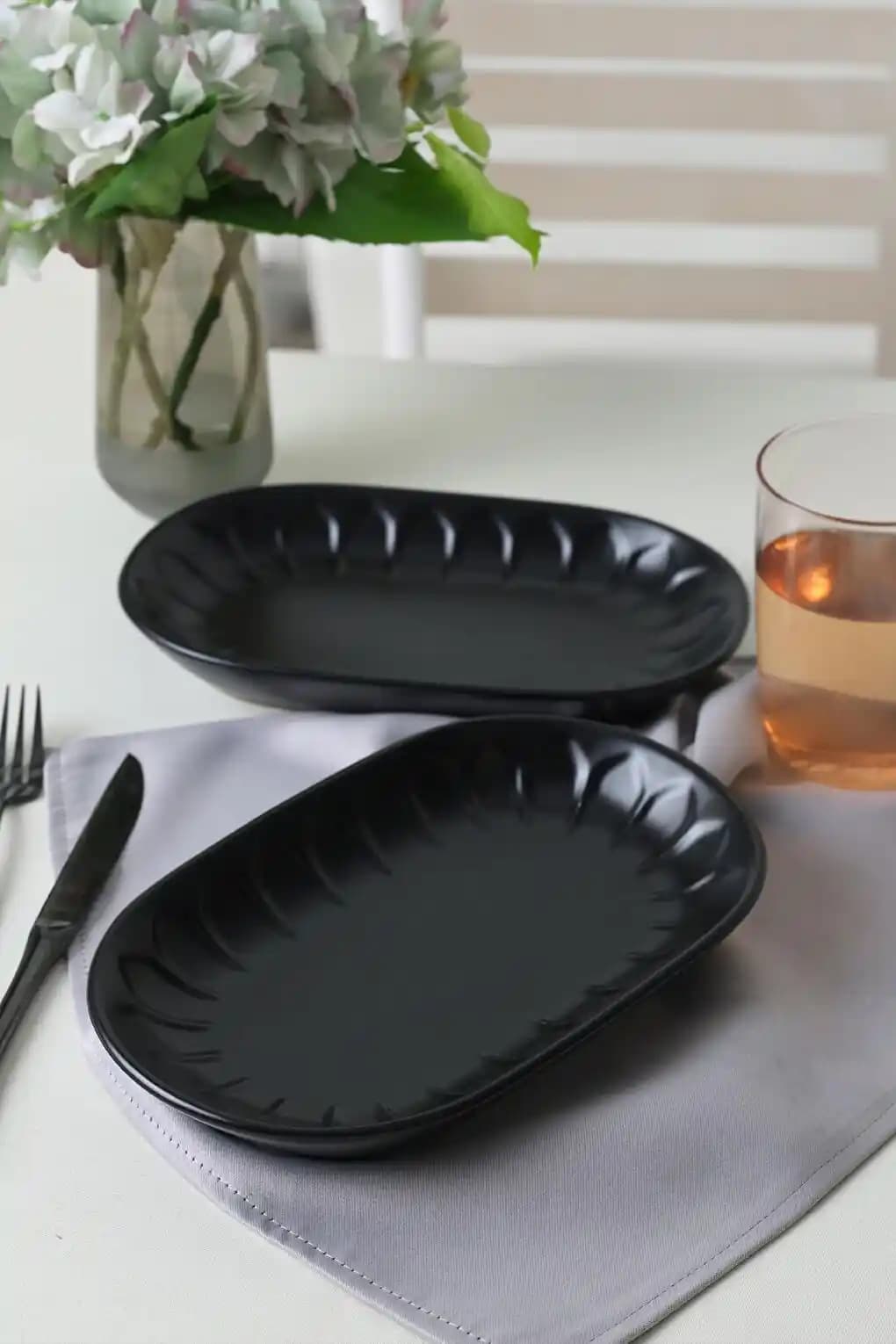 Siyah Kayık Tabakların Dekorasyonda Modern ve Şık Kullanım Alanları