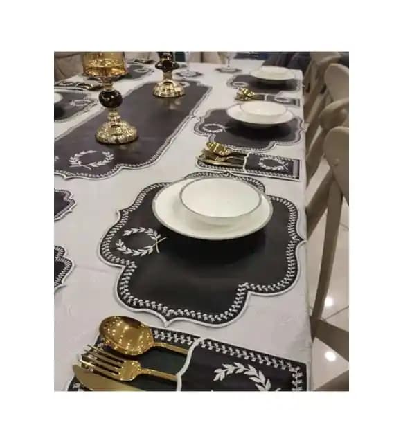 Siyah Masa Örtüsü Sunumu ile Dekorasyonda Zarafet ve Şıklık Yaratma Rehberi