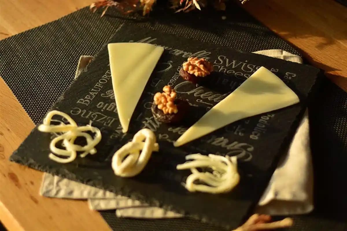 Siyah Peynir Sunum Tabağı ile Sofralarınıza Modern ve Şık Dokunuşlar