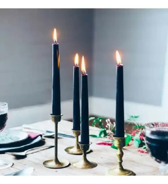 Siyah Şamdan Mumlar Dekorasyonda Zarafetin ve Modernliğin Simgesidir