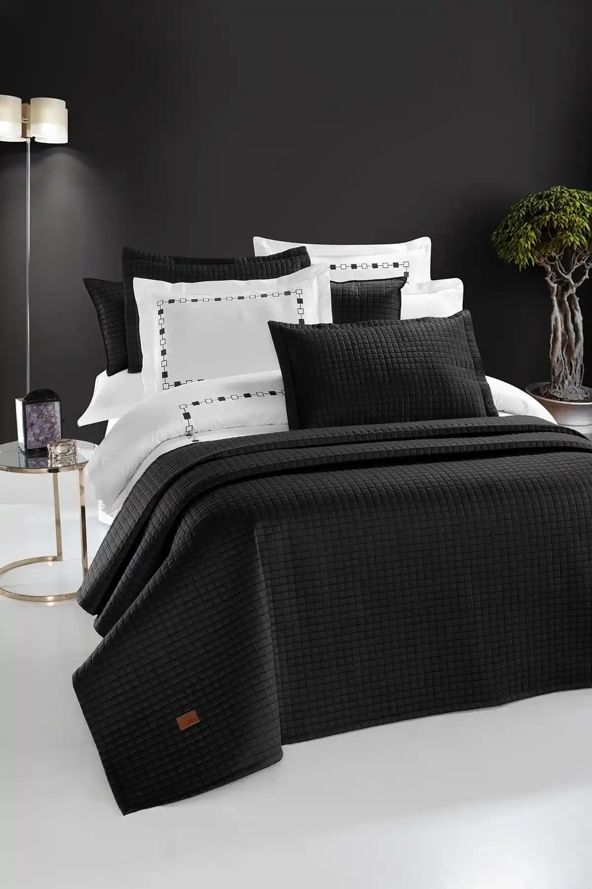 Siyah Saten Yatak Örtüsü ile Dekorasyonda Zarafet ve Şıklık Yaratın