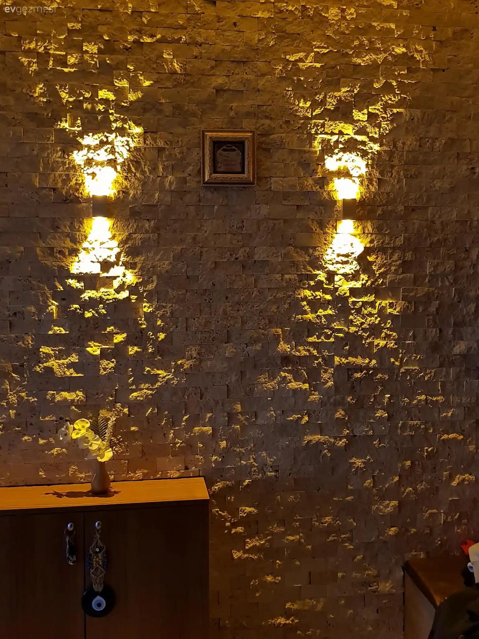 Taş Duvar Aydınlatma Aplikleriyle Mekanlarınıza Estetik ve Fonksiyonellik Katın