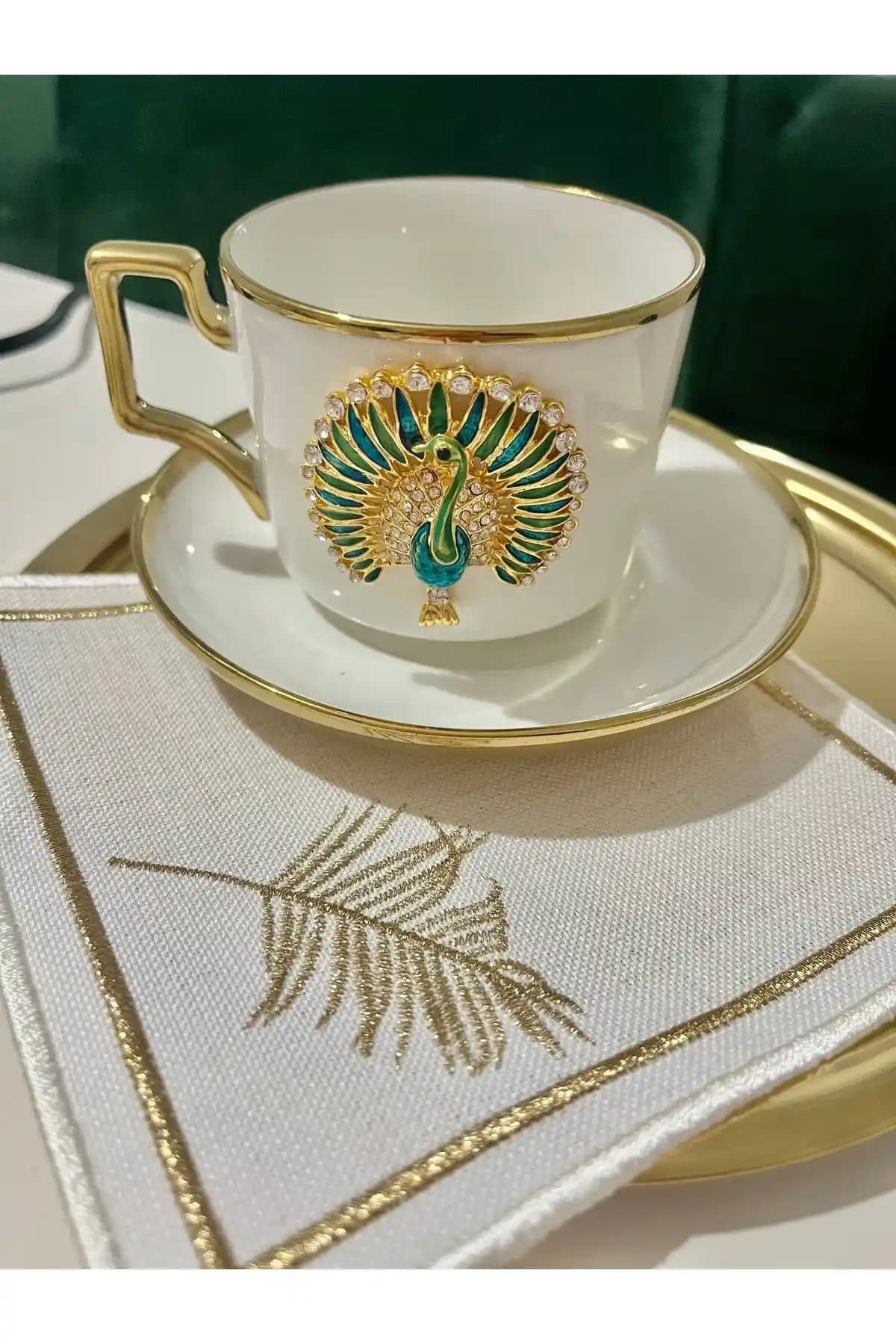 Tavus Kuşu Temalı Dekorasyon Fikirleri ve Kahve Fincanlarıyla Mekânınızı Canlandırın