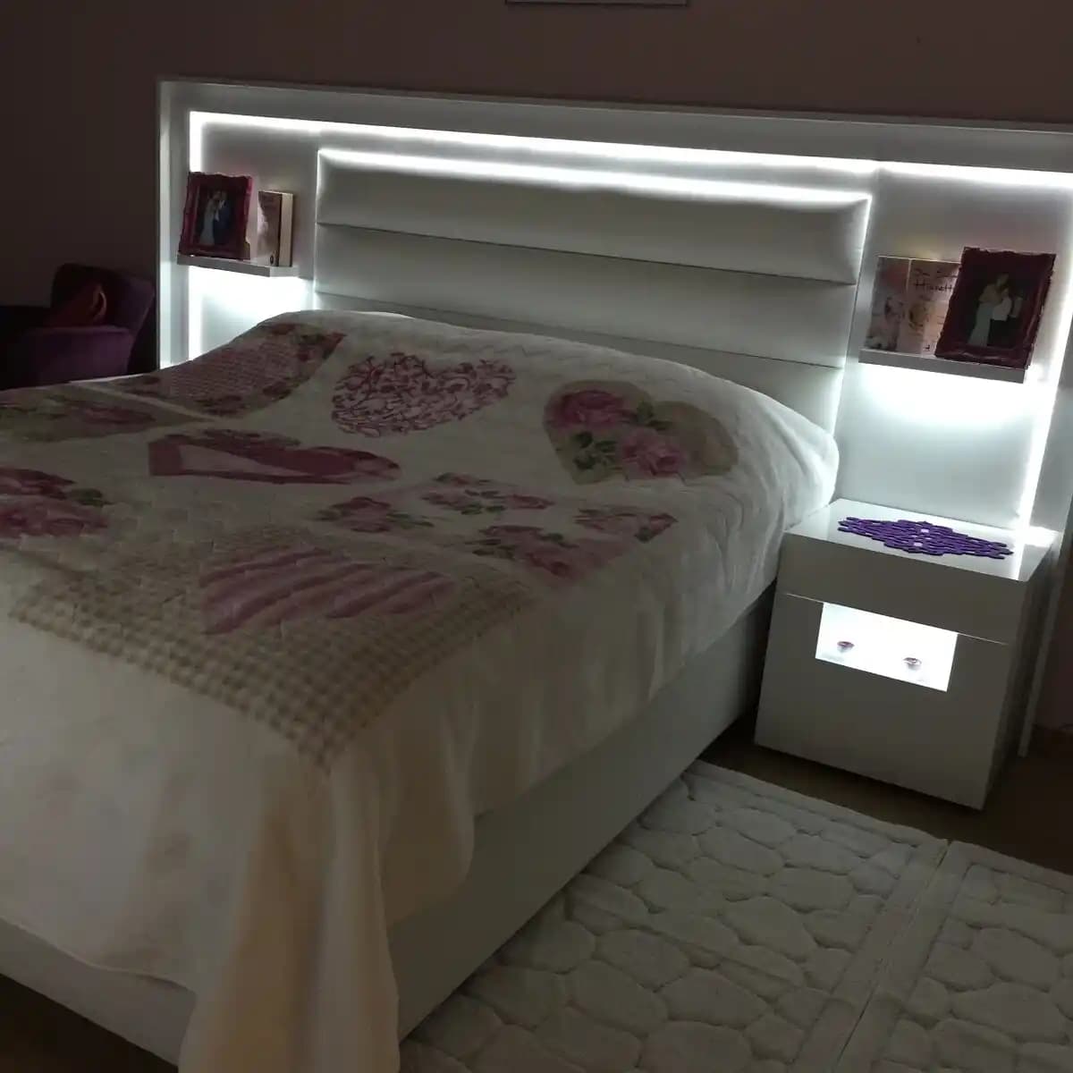 Yatak Odası Dekorasyonunda Ledli Yatak Başlığı ile Modern ve Şık Tasarımlar