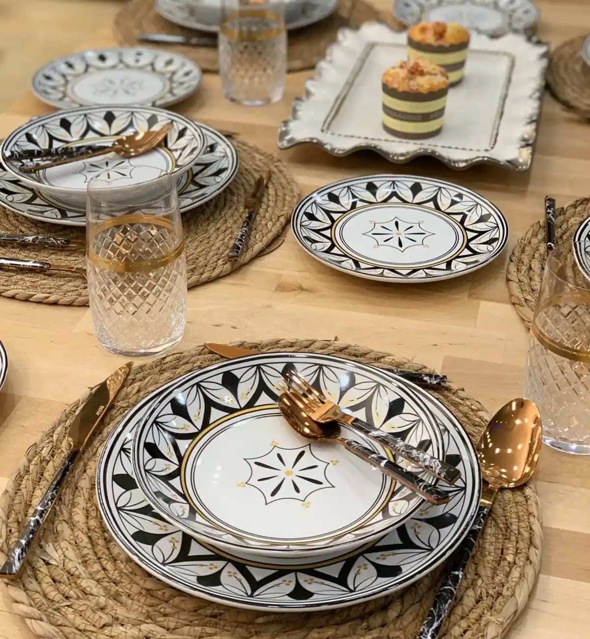 Yemek Servis Takımlarıyla Dekorasyonda Şıklık ve Fonksiyonellik Rehberi