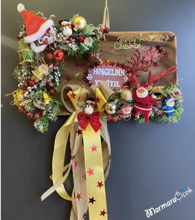 Yılbaşı Dekorasyonunda Noel Kapı Süsü Seçenekleri ve Dekoratif Fikirler