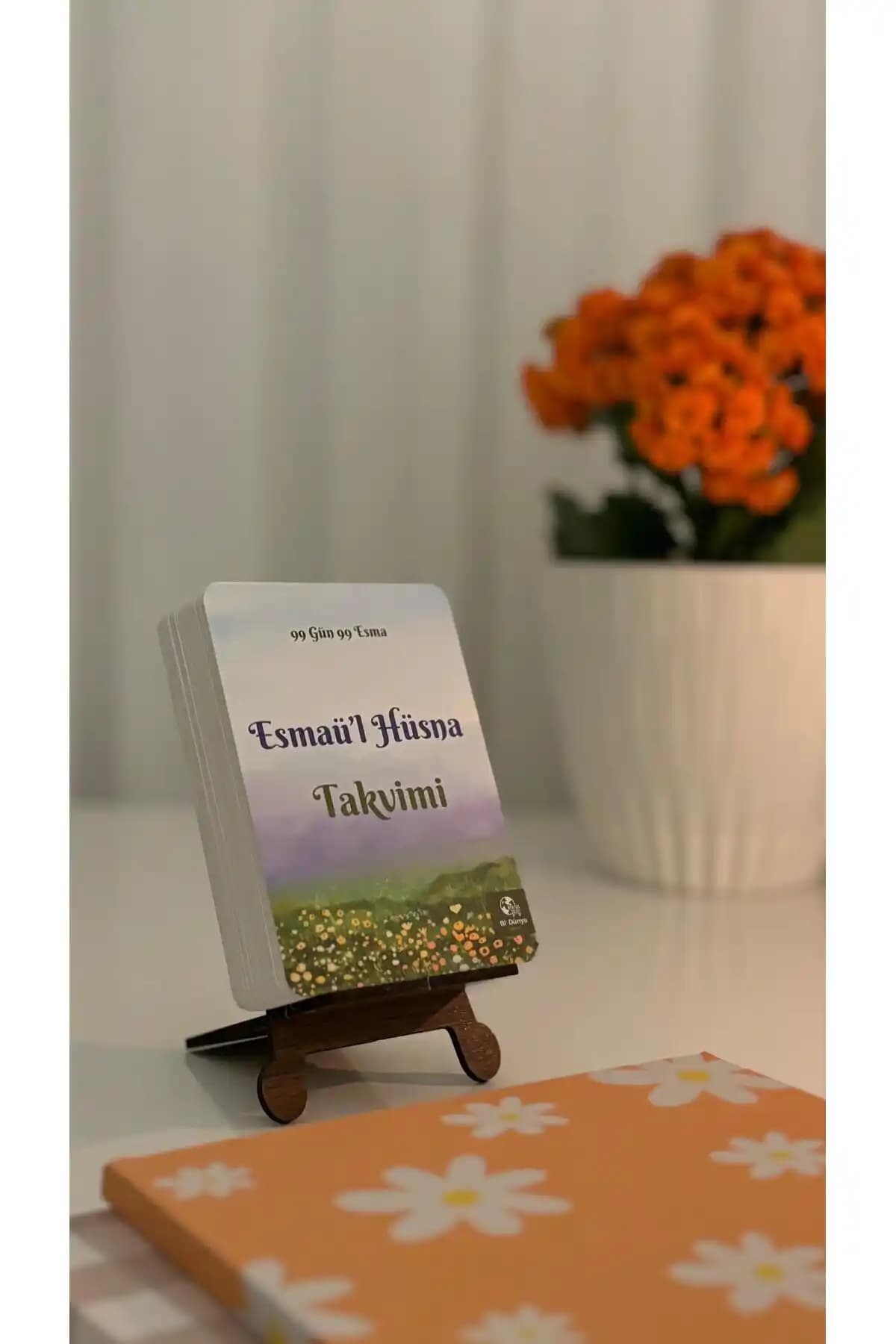 Esmaül Hüsna Takvimi: Estetik ve Manevi Değerleri Bir Arada Sunan Masa Takvimi