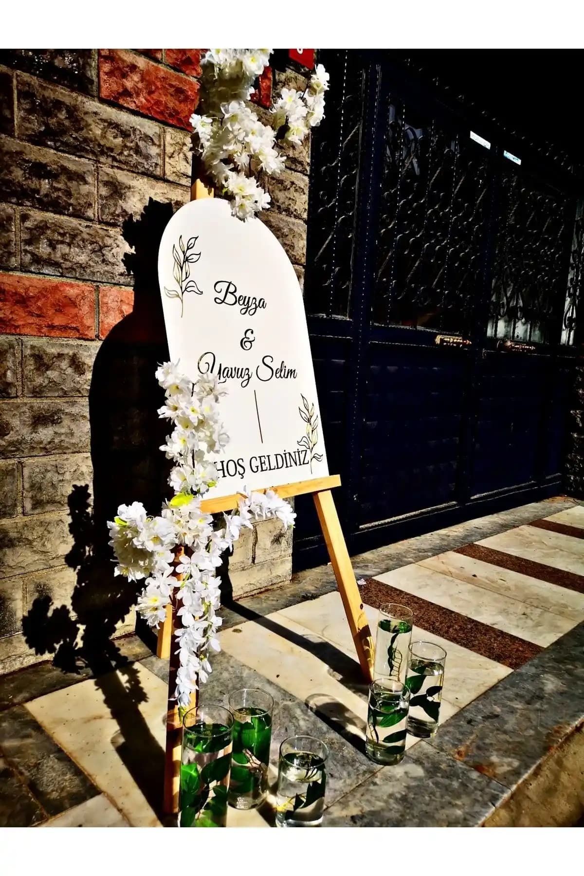 Kişiye Özel Ahşap ve Pleksi Karşılama Panosu - Şık ve Dayanıklı Organizasyon Malzemeleri