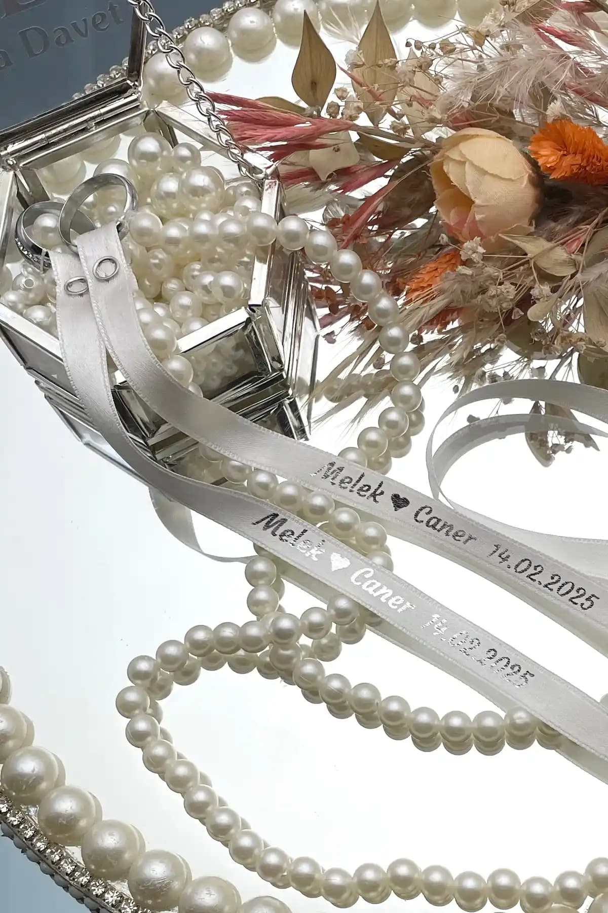 Lora Davet İncili İsimli Yüzük Kurdelesi Zarif ve Kişiselleştirilebilir Tasarım