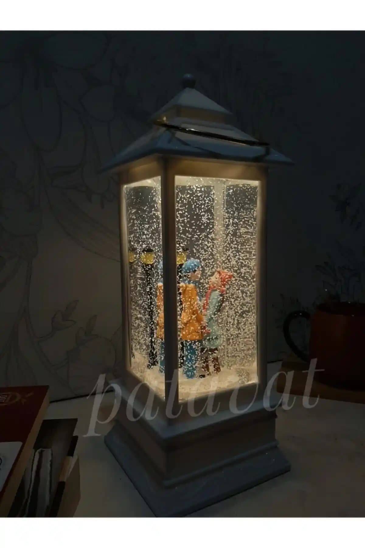 Patavat Püskürtmeli Kar Küresi Telefon Kulübesi: Dekoratif ve Fonksiyonel Tasarım