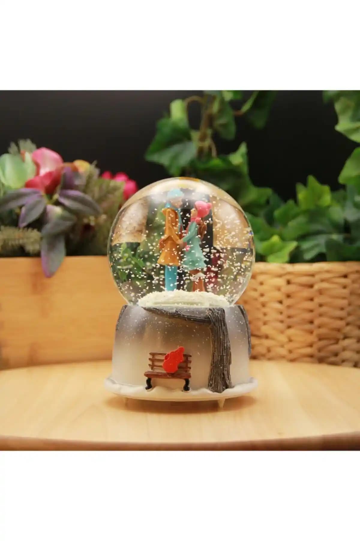 Romantik Aşıklar Modeli Kar Motoru: Işıklı ve Müzikli Dekoratif Parça Özellikleri