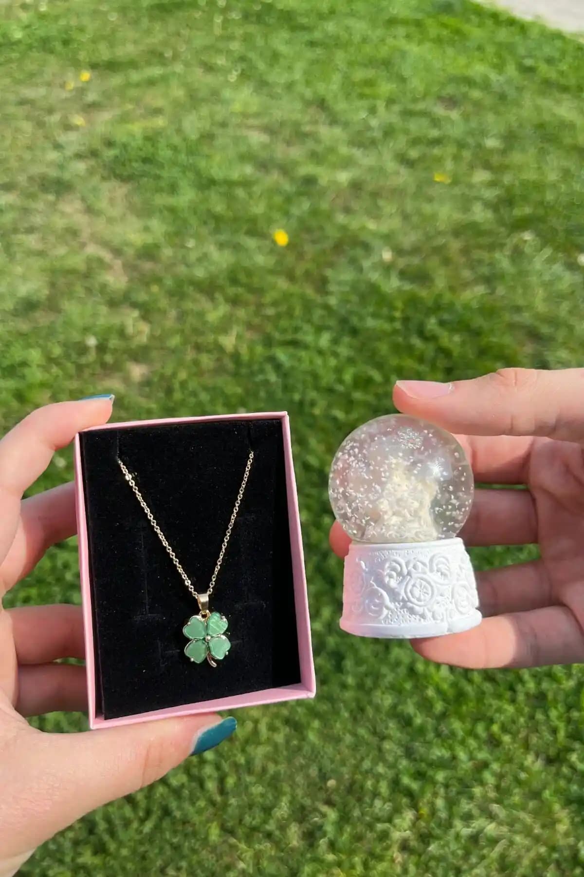 Saltos Yeşil Yonca Gold Kolye ve Kar Küresi Seti: Zarif ve Anlamlı Hediye Seçenekleri