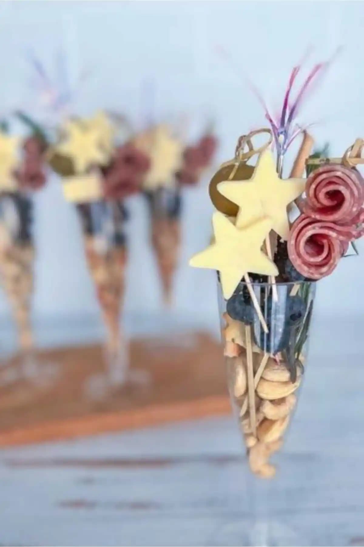 Şeffaf Ayaklı Plastik Sunumluk ve Şampanya Bardakları - Estetik ve Dayanıklı Tasarım