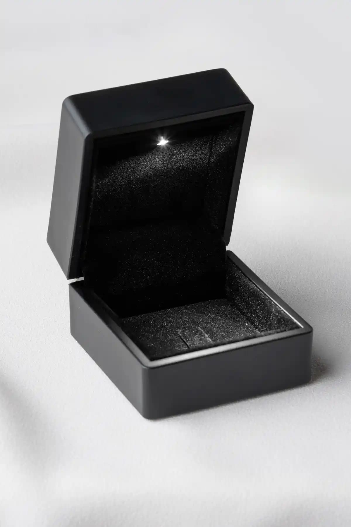 Şık Işıklı Siyah Hediye Kolye Kutusu Estetik ve Fonksiyonel Kullanım İmkanıyla