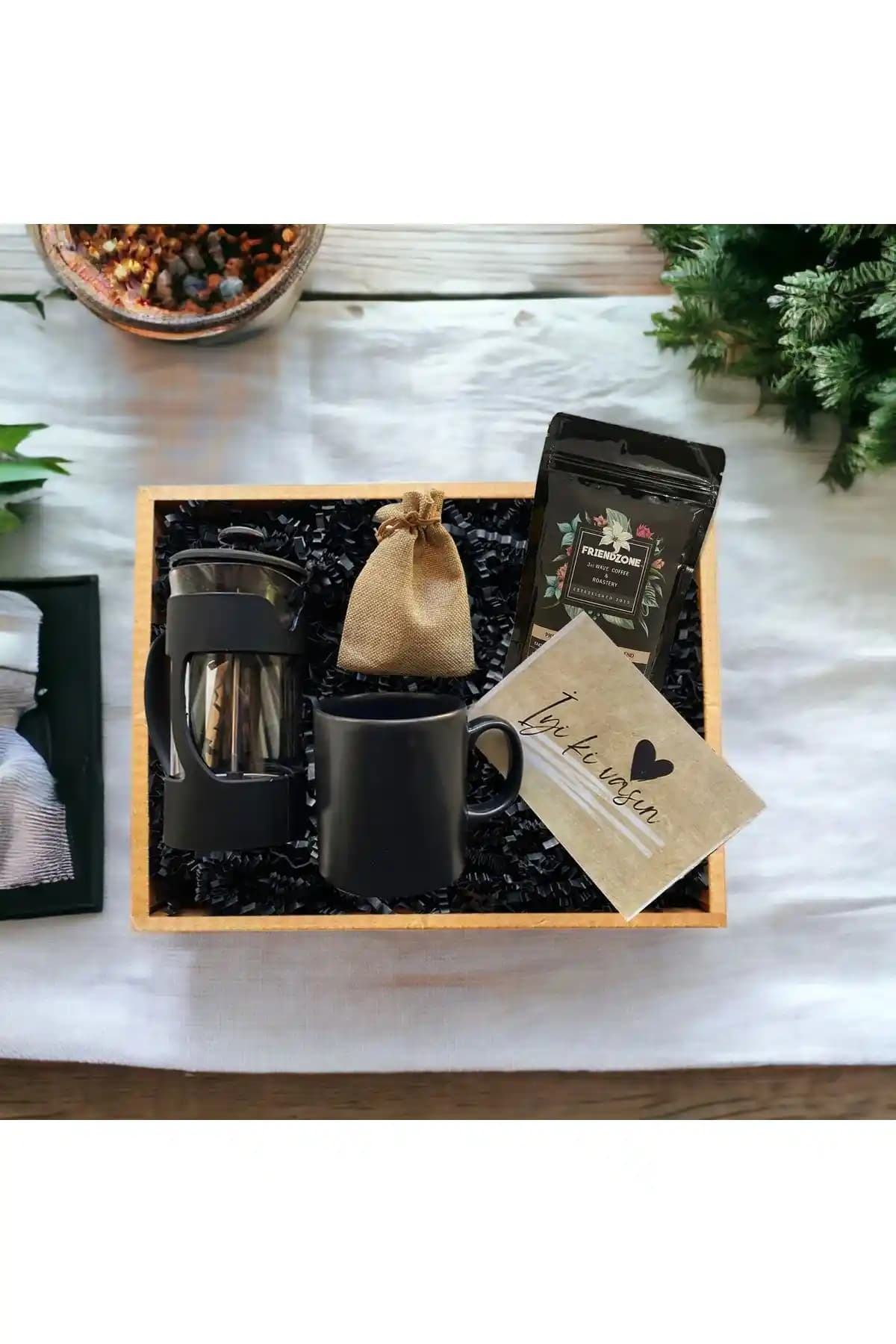 Şık ve Fonksiyonel Hediye Seti: French Press, Siyah Kupa ve Lavanta Kesesi ile Unutulmaz Anlar