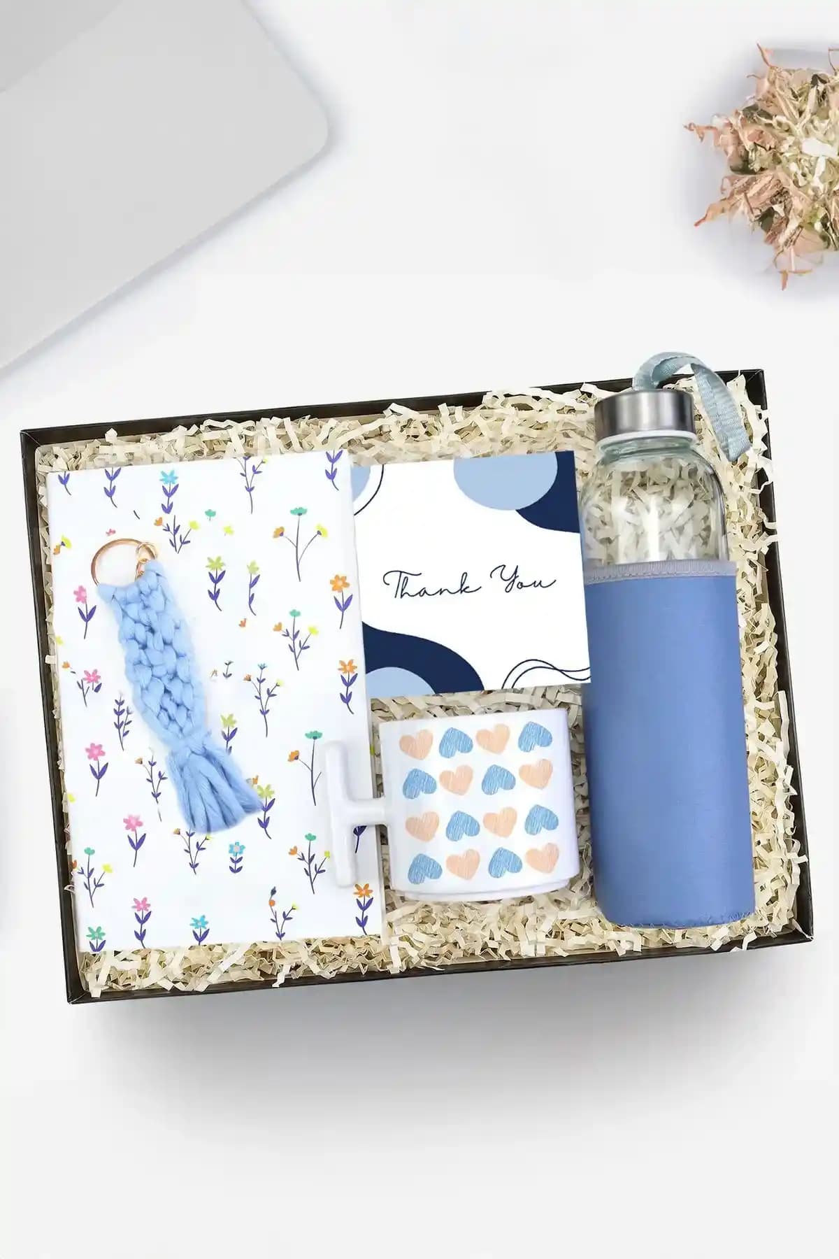 Trendmiya Hediye Seti: Şık ve Fonksiyonel Defter, Su Matarası, T Kupa ve Anahtarlık