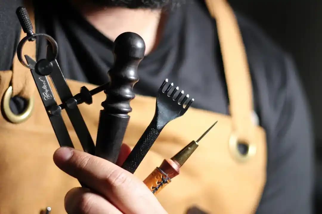 Başlangıç Seviyesi Deri İşçiliği Rehberi: Araçlar, Malzemeler ve Projeler Hakkında Detaylı Bilgi