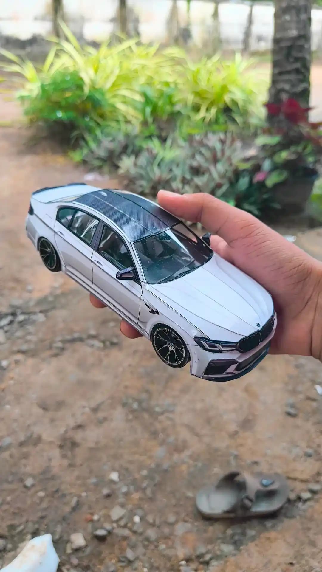 BMW M5 F90 Papercraft Modeli: Tasarım Detayları, Malzeme ve Yapım Süreci İncelemesi