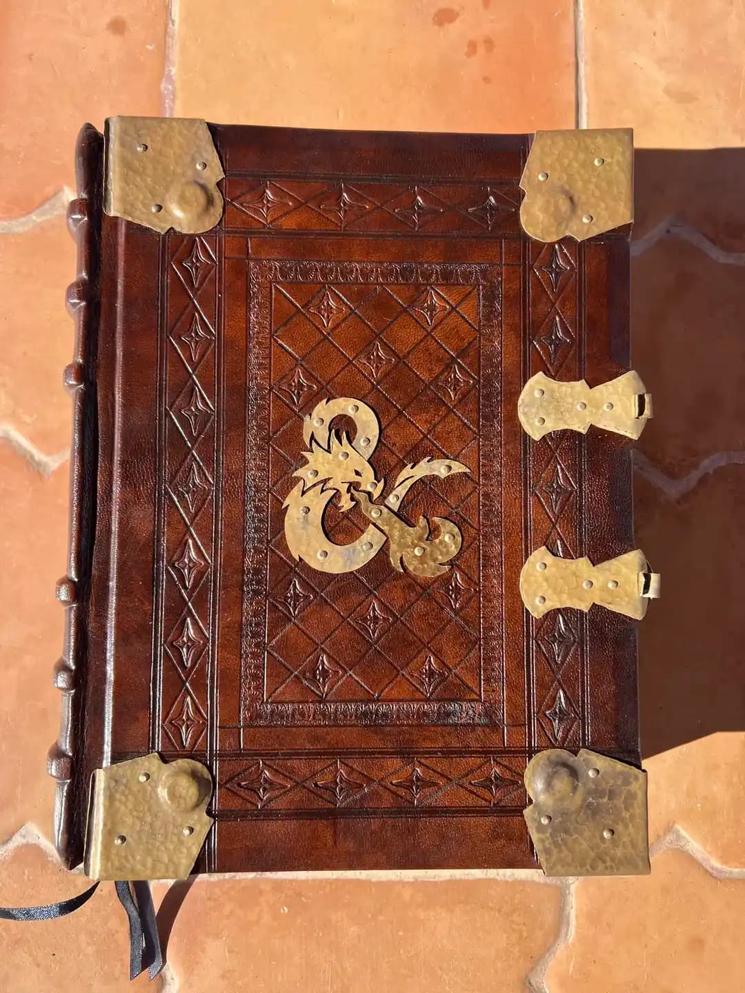 D&D El Kitaplarının Yeniden Ciltlenmesi: Four Keys Book Arts Teknikleri ve Estetiği