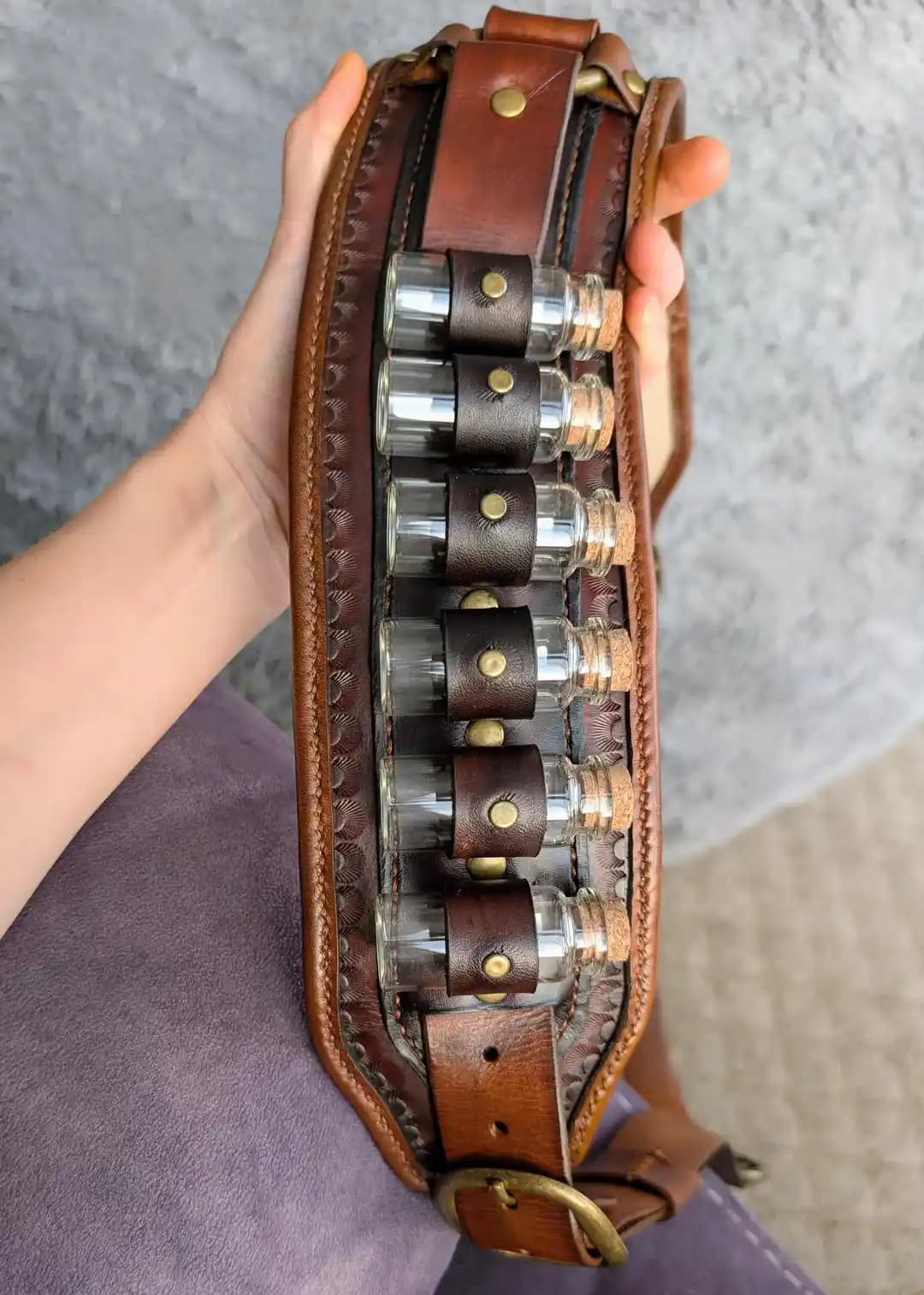 El Yapımı Deri Bandolyer Tasarımında Damgalama ve El Dikişi Teknikleriyle Detaylı İşçilik