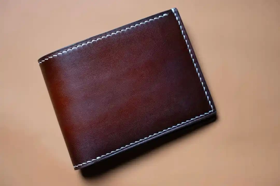 El Yapımı İnek Derisi Bifold Cüzdanların Üretim Süreci ve Özellikleri