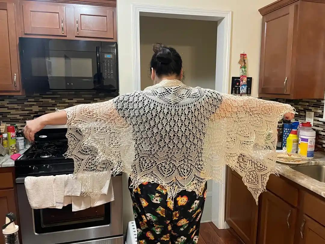 Gelin Adayına Özel El Örgüsü Dantel Şal: Vernal Equinox Shawl Surprise Modeli ve Bloklama Teknikleri