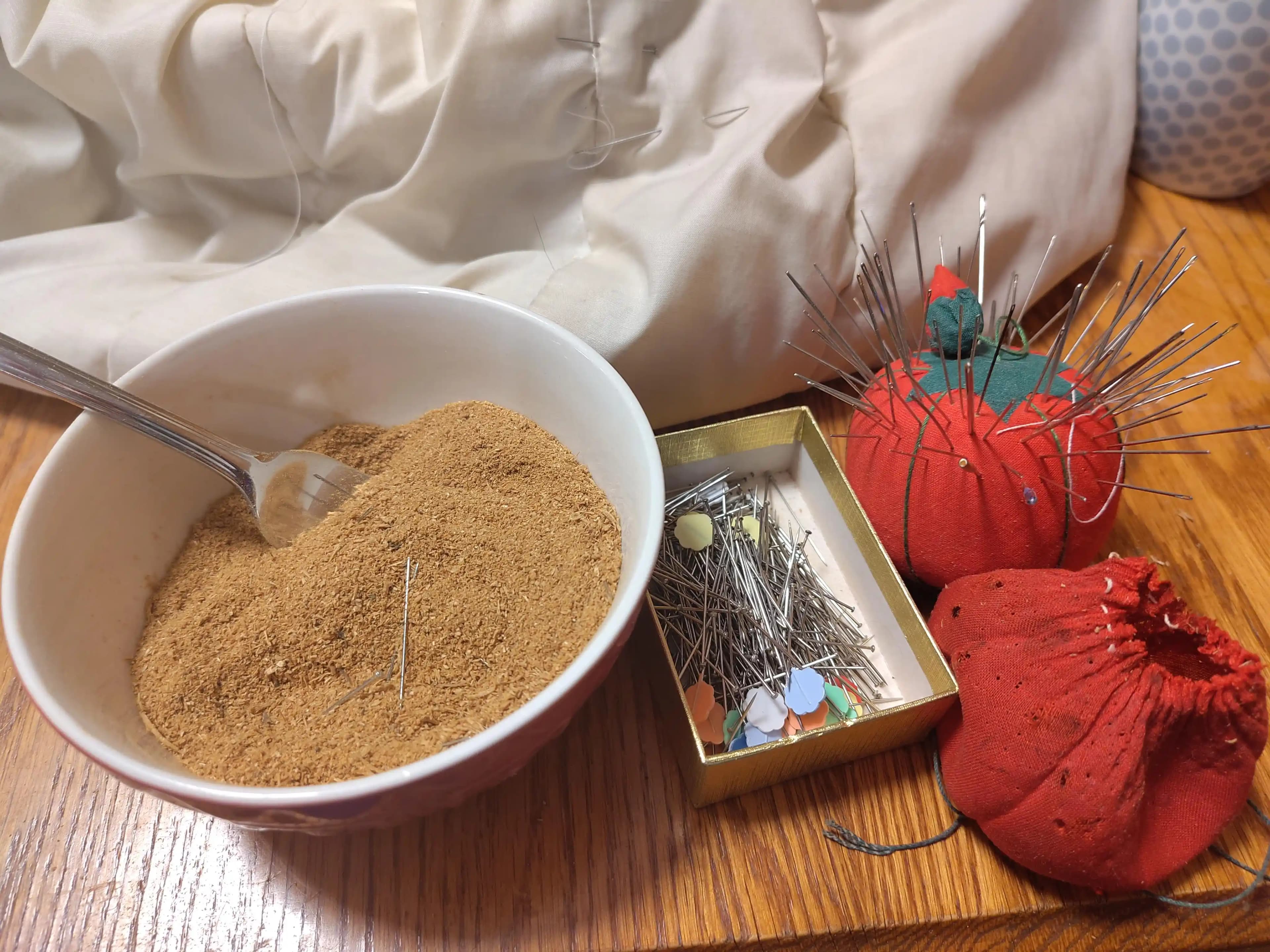 İğne Yastıkları ve Talaşın Rolü: Dikiş Dünyasında Saklanan İğne Hazinesi