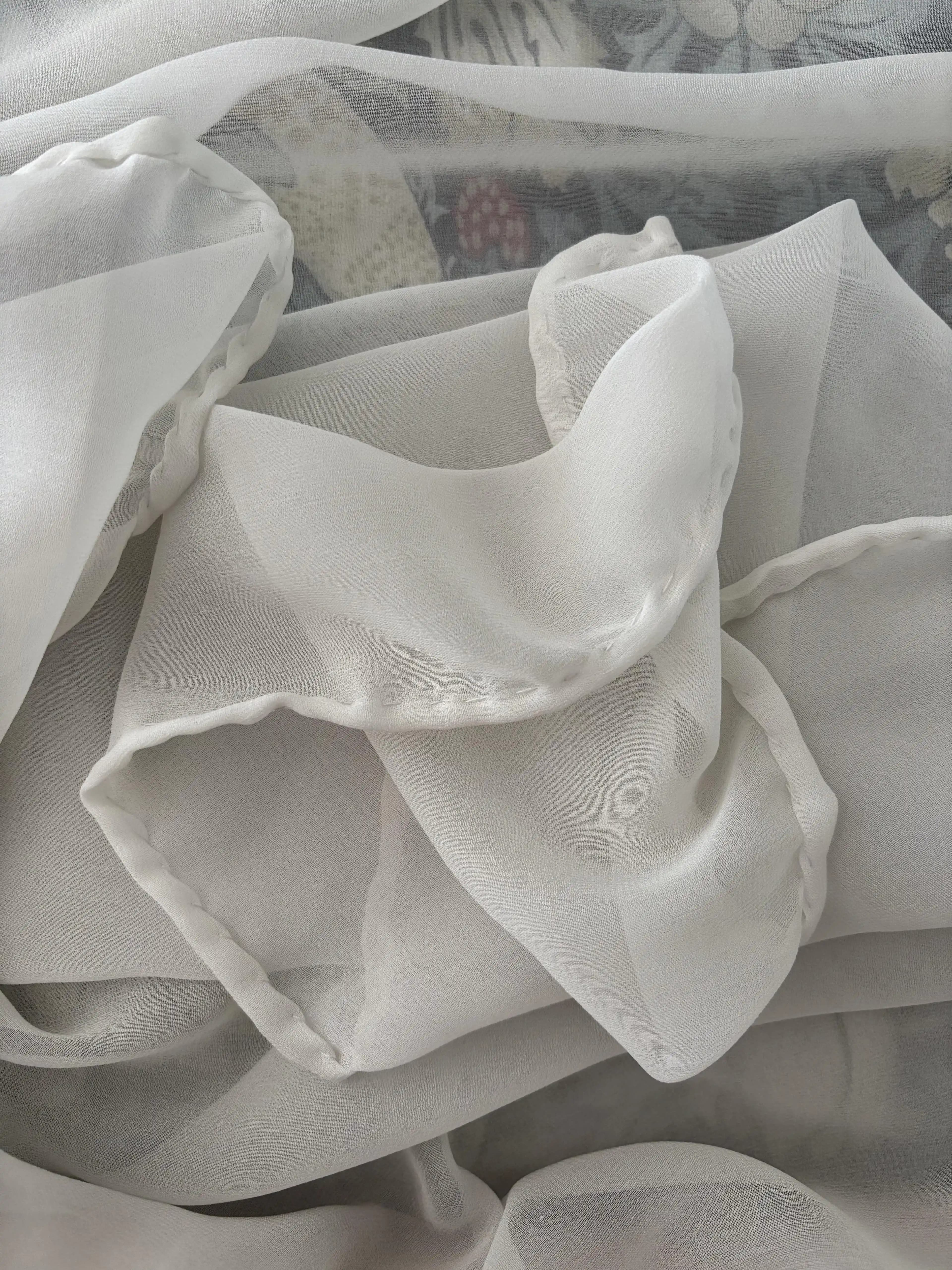 İpek Şifon Kumaşta El Dikişiyle Rulo Kenar Yapımı: Teknikler ve Uygulama Önerileri