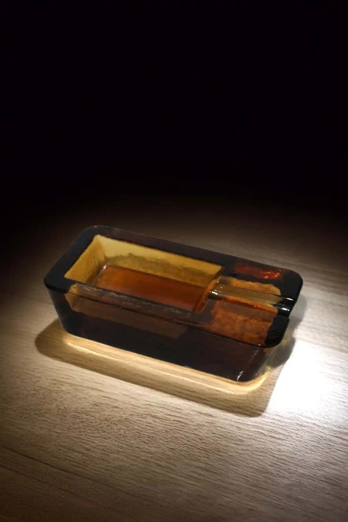 Jenisa Mia Cam Puro Küllük Amber: Estetik ve İşlevsel Dekoratif Sigara Küllüğü