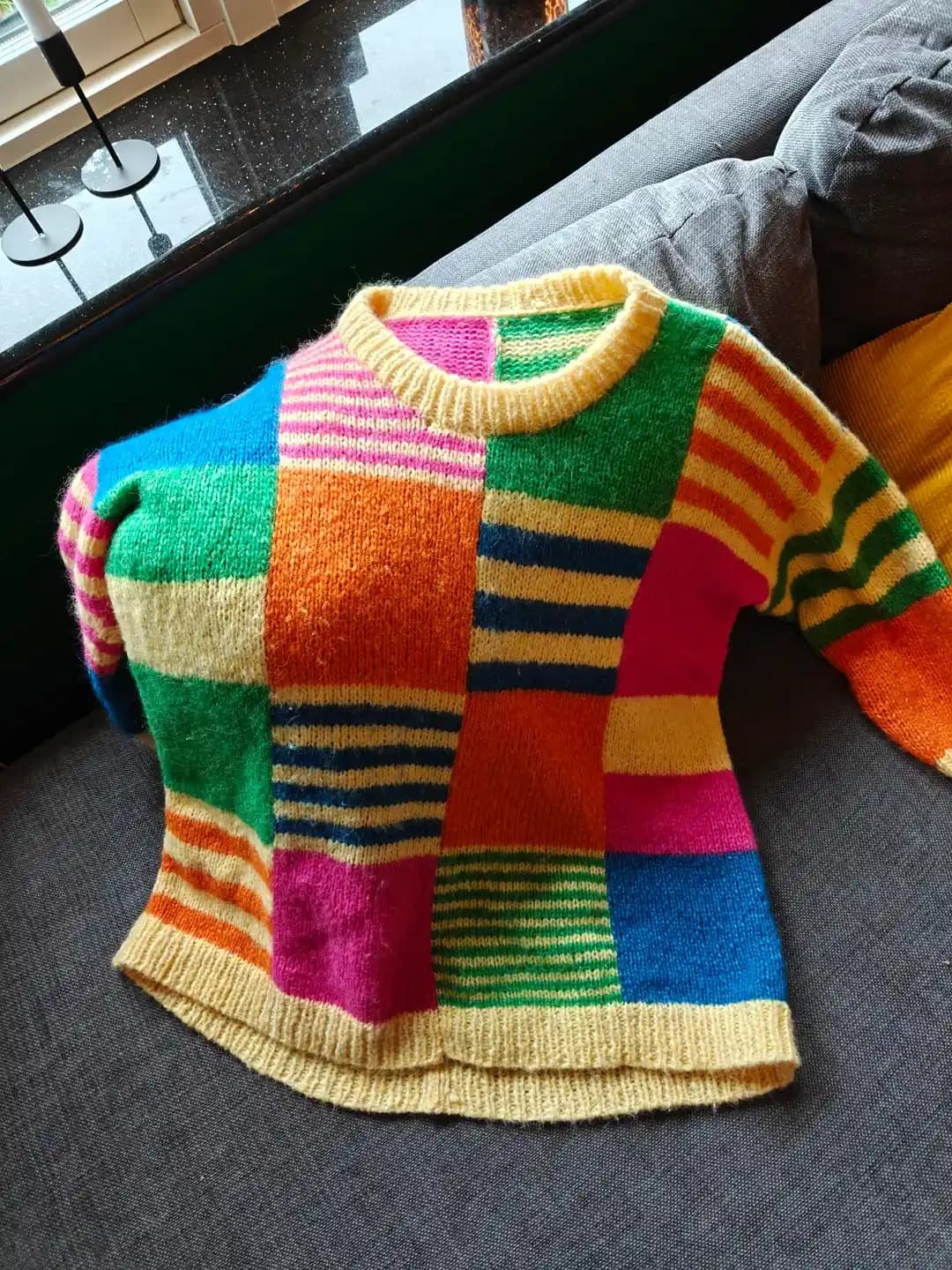 Laura Dalgaard'ın Patchwork Hırkası: Intarsia Tekniğiyle Renkli ve Kişiselleştirilmiş Örgü Tasarımı