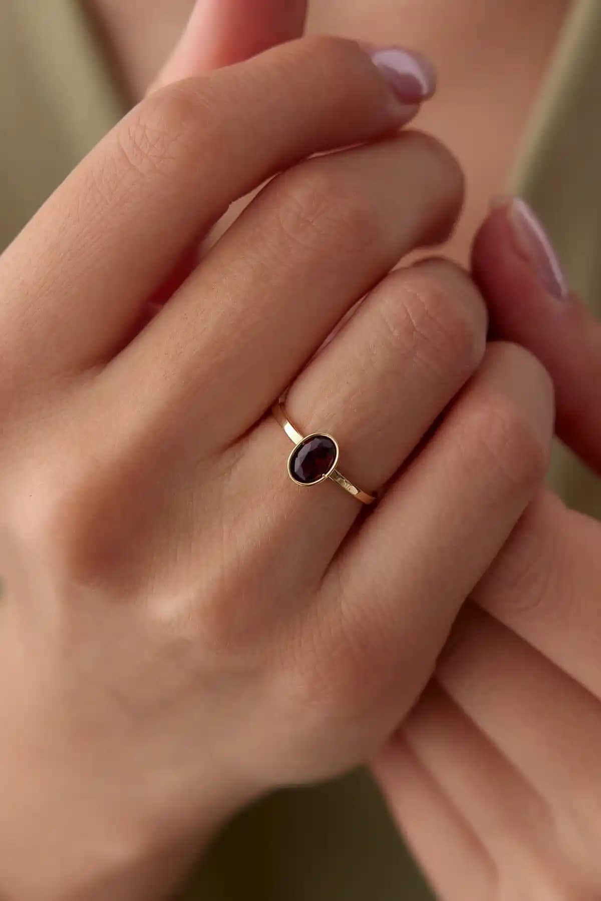 Minimalist Tasarımda Karınca Temalı Garnet Taşlı 14 Ayar Beyaz Altın Yüzük