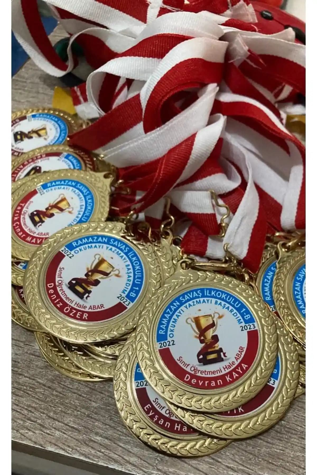 Öğrenci Başarısını Taçlandıran 22 Adet Kişiselleştirilebilir Madalya Ürün Tanıtımı ve Özellikleri