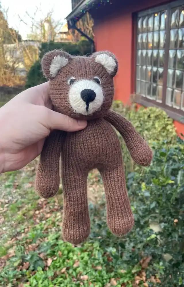 Örgü Sanatında Kısa Sıralar Tekniğiyle Popolu Ayıcık Tasarımı ve Yenilikçi Şekillendirme