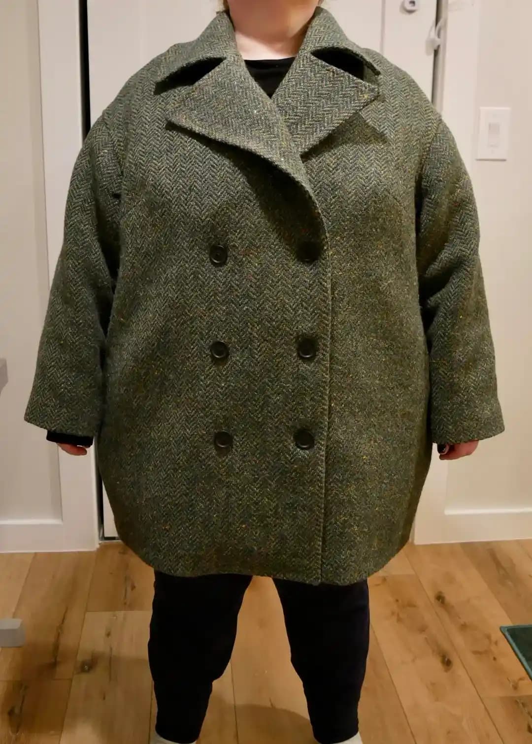 Phoebe Kaban Modeli: Yün Kumaş ve Tam Astarlı Oversized Tasarımın İncelikleri