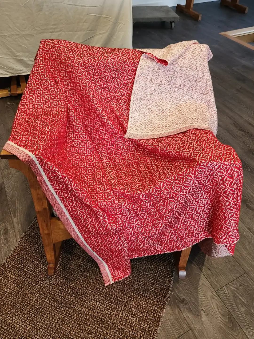 Small Honeysuckle Overshot Örtüleri: Teknik Detaylar ve Dokuma Süreci İncelemesi