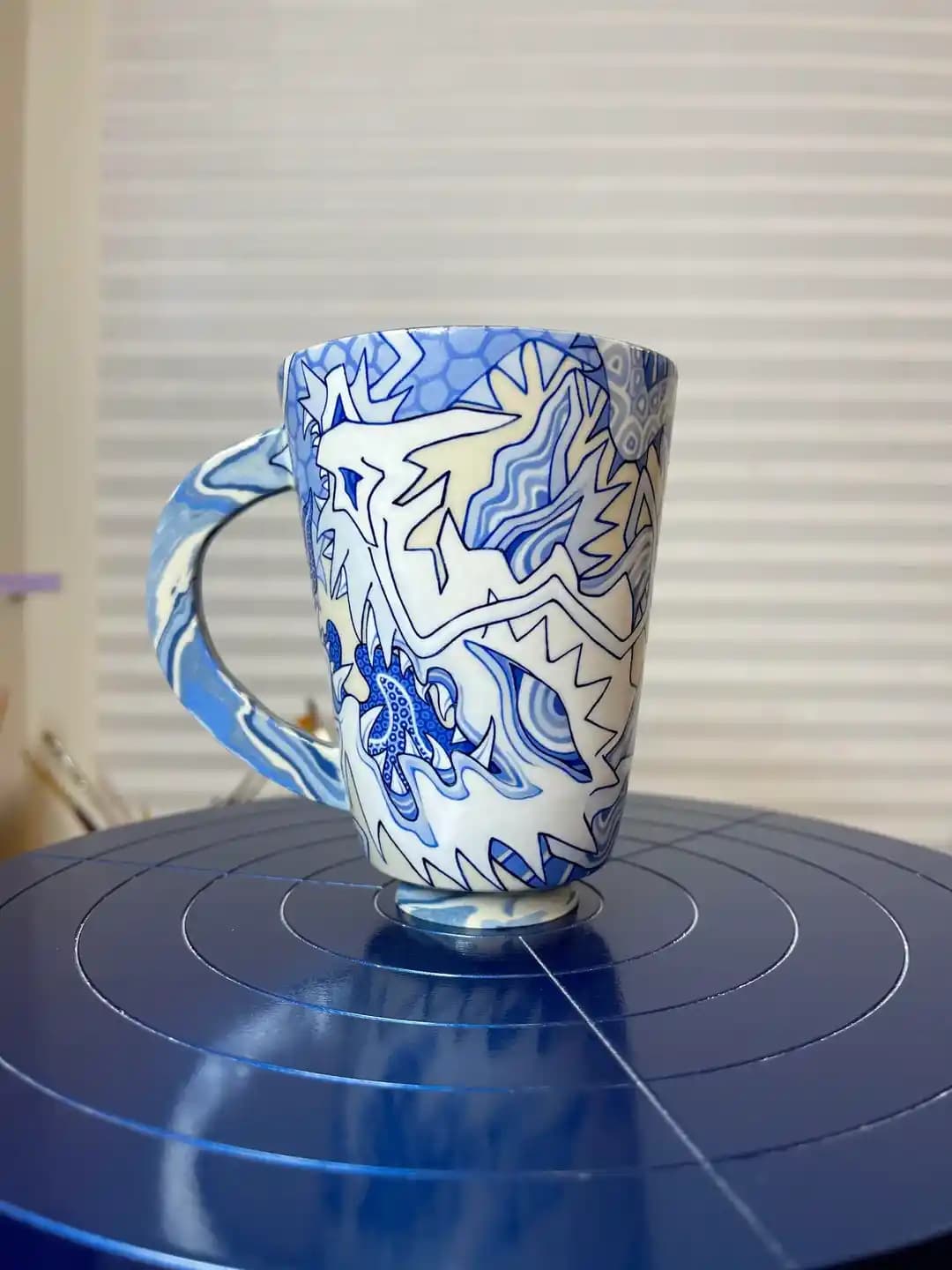Underglaze Teknikleri ve Nerikomi Kulplu Ejderha Kupa Tasarımının İncelikleri