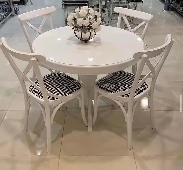 4 Kişilik Yemek Masası Takımı Seçimi ve Dekorasyon İpuçları
