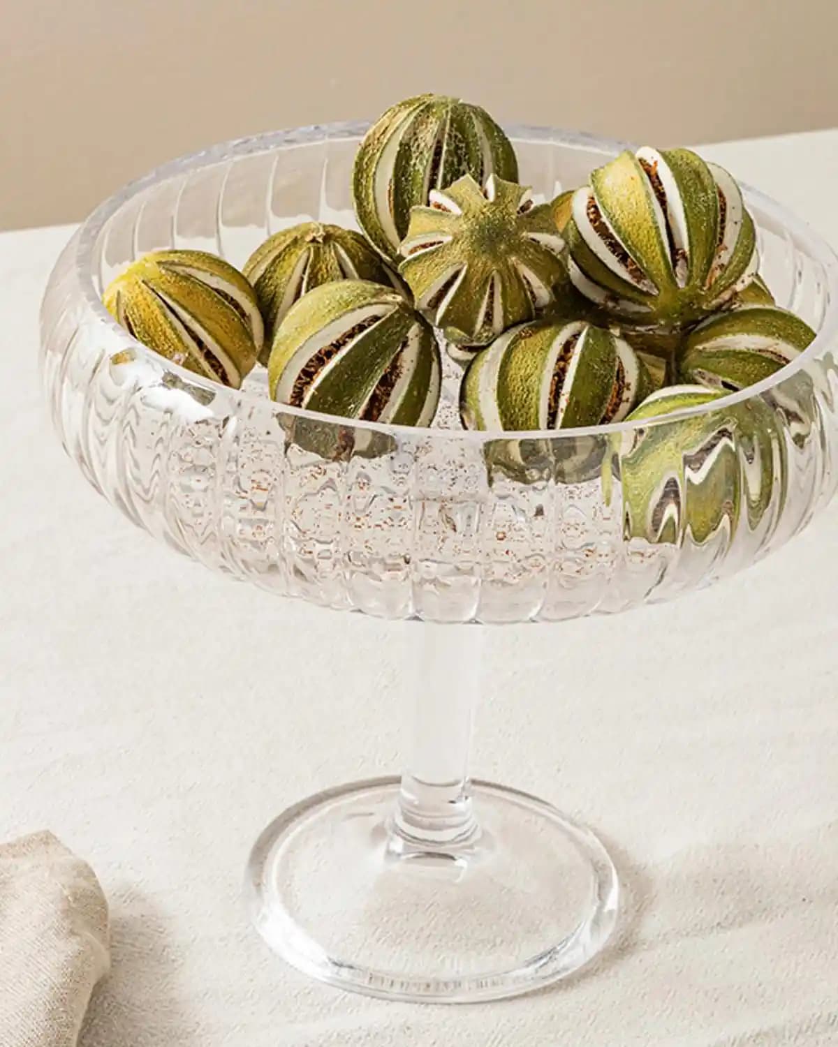 Cam Ayaklı Sunumluklar ile Sofralarınıza Zarif ve Fonksiyonel Dokunuşlar