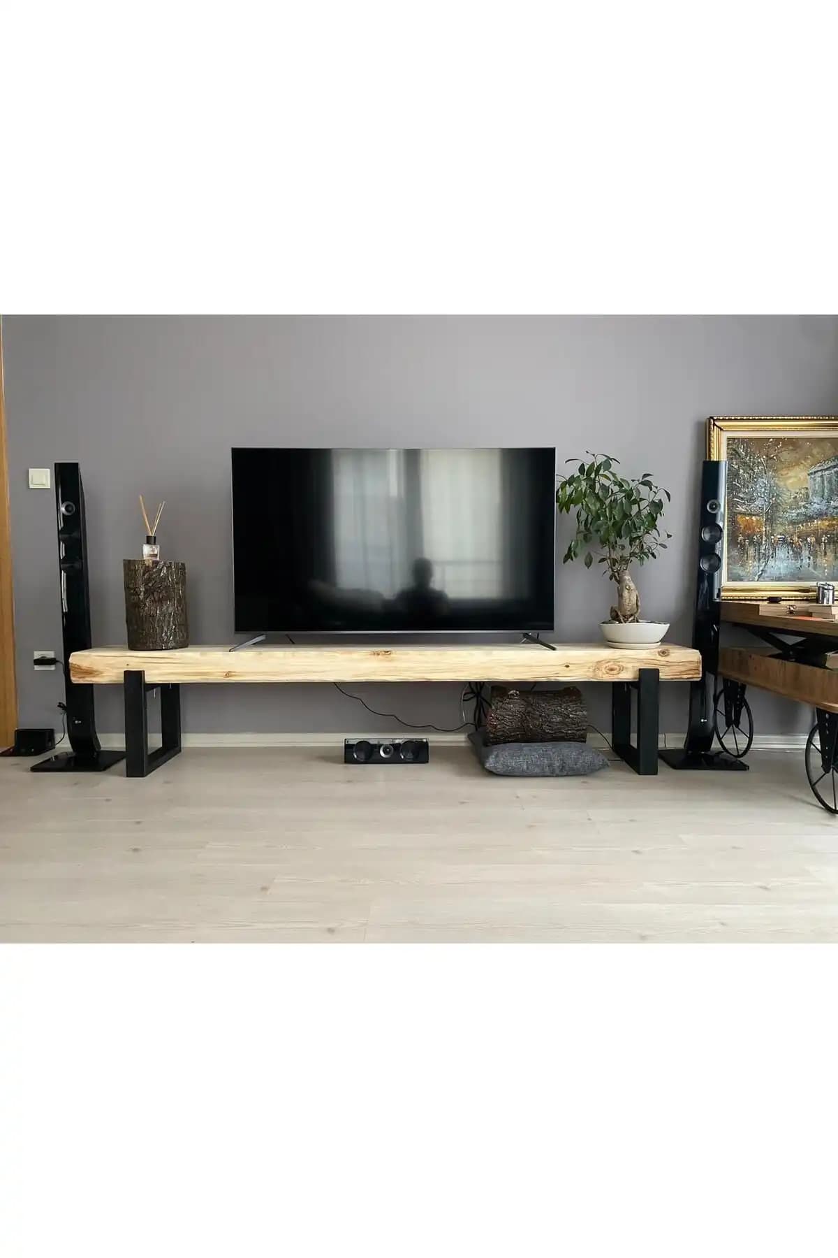 Doğal Ahşap Kütük TV Ünitesi ile Evinize Rustik ve Sıcak Bir Dokunuş Sağlayın