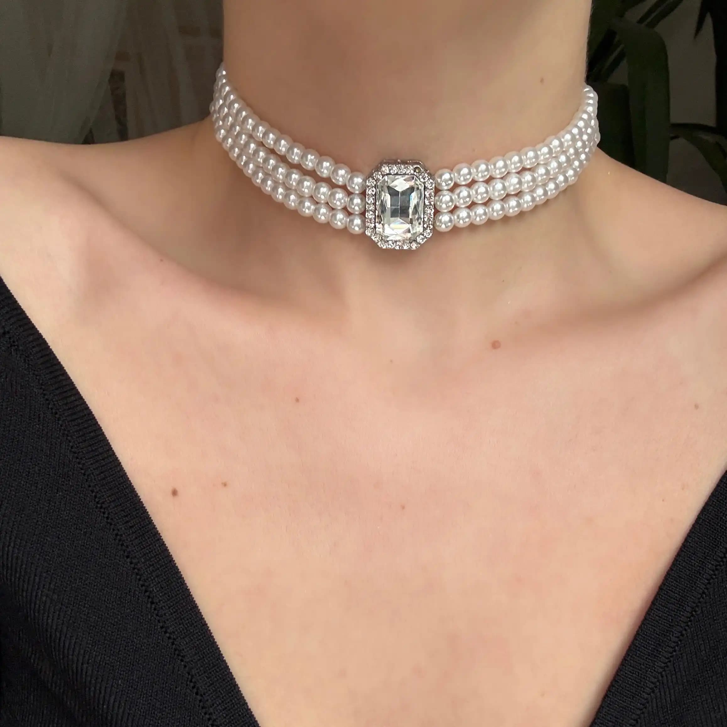 İnci Choker Kolye ile Dekorasyonda Zarafet ve Şıklık Yaratma Rehberi